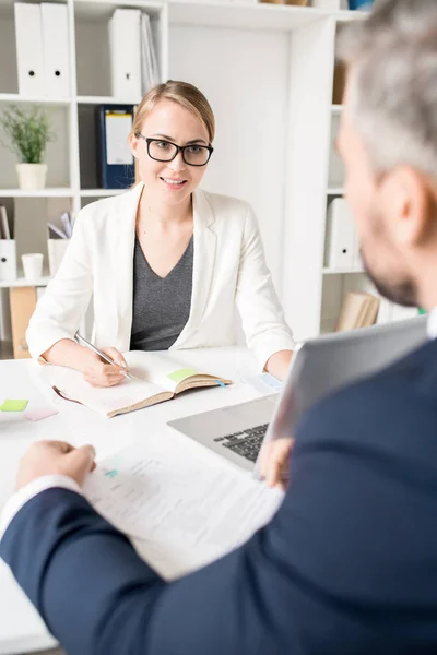 Sonriendo Atractiva Consultora Negocios Femenina Gafas Hablando Con Empresario Explicándole — Foto de Stock