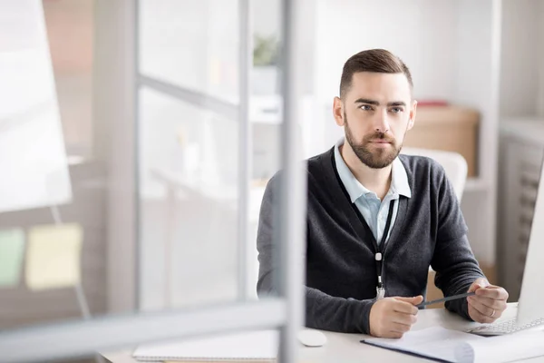 Portret Van Bebaarde Zakenman Denken Werk Terwijl Zittend Bureau Moderne — Stockfoto