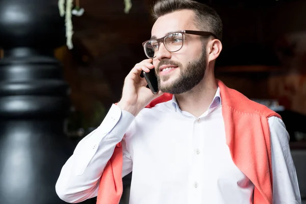 Ritratto Vita Bel Giovane Uomo Affari Che Parla Telefono Sorride — Foto Stock