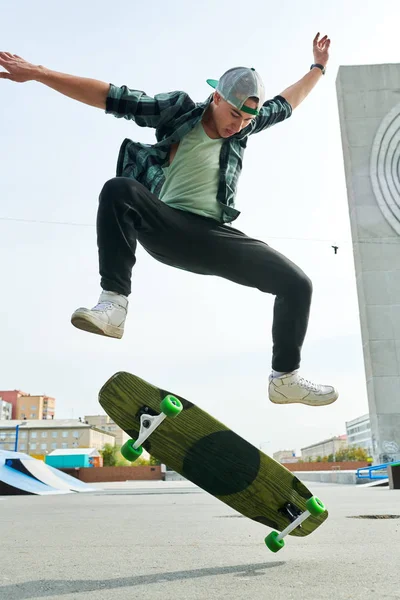 Full Length Portret Van Hedendaagse Jonge Man Doet Skateboard Stunts — Stockfoto