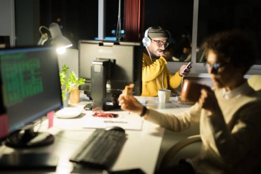 Geceleri ofiste çalışan ve atıştırmalıklar yiyen yaratıcı gençlerden oluşan bir grup