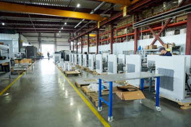 Boş fabrika atölyesinin geniş açılı görüntüsü. Makineler montaj için hazır, boşluğu kopyala