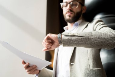 Ciddi yönetici tutma sözleşmesi ve kol saatinde zaman kontrol