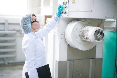 Modern gıda üretiminde makineleri kurma genç fabrika işçisi yan görünüm portresi, kopya alanı