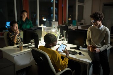 Gece geç saatlerde karanlık ofiste çalışan yaratıcı gençlerin grubu, kopya alanı