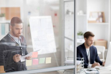 Ofiste cam duvara notlar yapıştırma çalışmaları planlama modern genç adam Portresi, kopya alanı