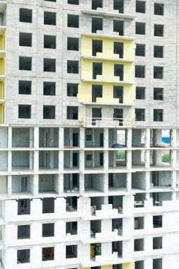 Şantiyede bitmemiş konut binasının arka plan görüntüsü, kopyalama alanı