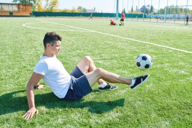 Latin-Amerikan futbolcu tam uzunlukta portre açık alan maç önce pratik tekme topu, kopya alanı