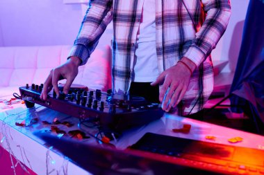 Yeni Yıl kutlaması için parti veren parlak ışıklar masada Dj konsolunda müzik karıştırma gömlek adam Yüzsüz çekim 