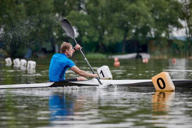 Sportif adam kürek Yarışması sırasında Nehirde kano yapıyor
