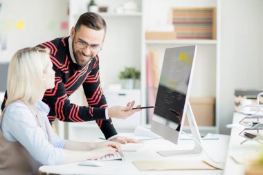 Neşeli hipster programlama meslektaşları uygulama geliştirme tartışırken: gülümseyen yakışıklı adam script ile monitör işaret ederken bayan tavsiye veren