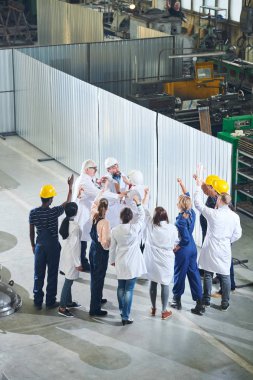 Geri görünüm grev de fabrika işçileri ile yönetim toplantısı tam uzunlukta portre, kopya alanı