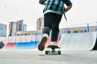 Aşırı parkta açık havada kaykay sürme çağdaş genç adam düşük bölüm arka görünüm portre, kopya alanı