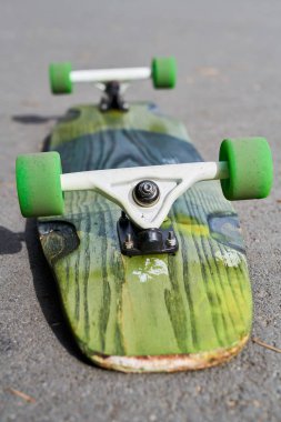 Aşırı parkta beton üzerinde yatan devrildi Longboard yakın, kopya alanı