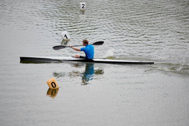 Bir kürek yarışmasında Kano üzerinde yüzen atlet