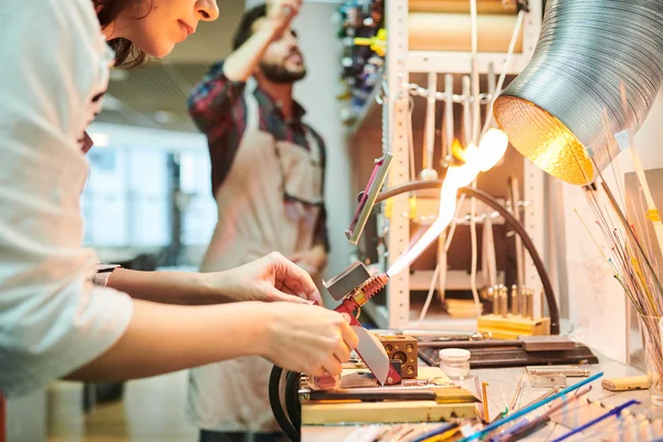 Vista Laterale Ritratto Metà Sezione Irriconoscibile Donna Artigianale Che Crea — Foto Stock