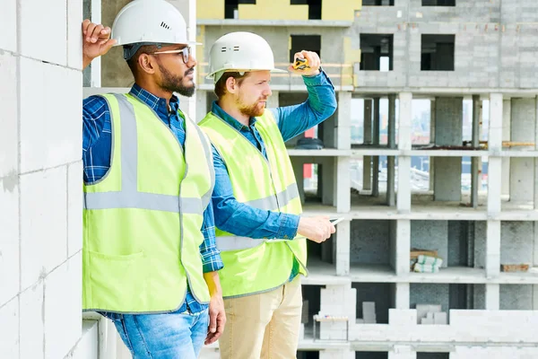 Serieuze Doelbewuste Knappe Multi Etnische Ingenieurs Dragen Groene Veiligheidsvesten Witte — Stockfoto