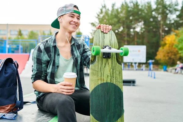 Retrato Adolescente Sorrindo Segurando Skate Beber Café Parque Extremo Espaço — Fotografia de Stock