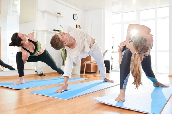 Groupe Jeunes Gens Flexibles Debout Sur Des Tapis Exercice Rangée — Photo