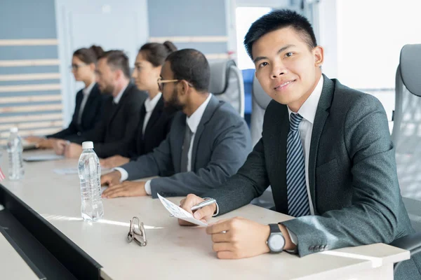 Ritratto Giovane Uomo Affari Asiatico Seduto Seminario Insieme Suoi Colleghi — Foto Stock