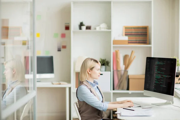 Serieuze Geconcentreerde Mooie Dame Met Blond Haar Zittend Aan Tafel — Stockfoto