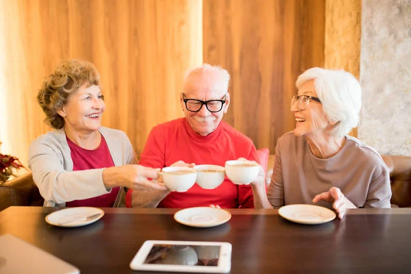 Alegre Emocionado Amigos Mayores Ropa Casual Sentado Mesa Madera Cafetería — Foto de Stock