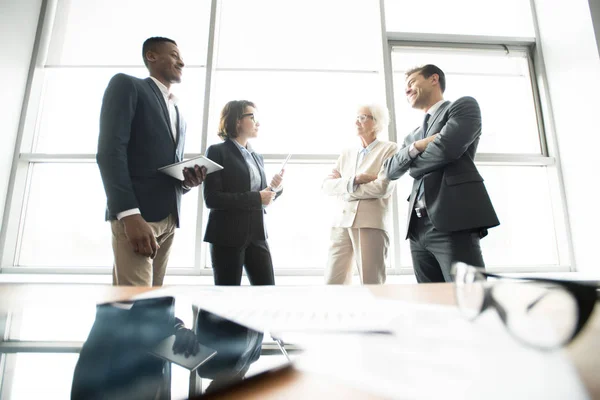 Fiduciosi Specialisti Successo Nel Settore Dell Abbigliamento Formale Che Discutono — Foto Stock