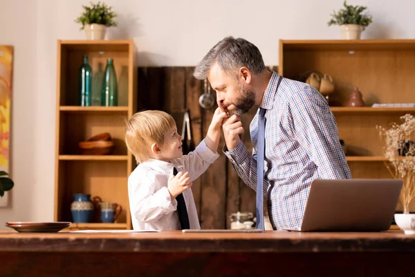 Divertido Padre Guapo Hijo Sonriente Haciendo Juego Rol Cocina Padre —  Fotos de Stock