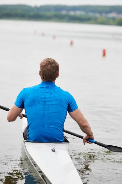 Vista Trasera Del Hombre Atlético Remando Kayak Río Está Compitiendo — Foto de Stock