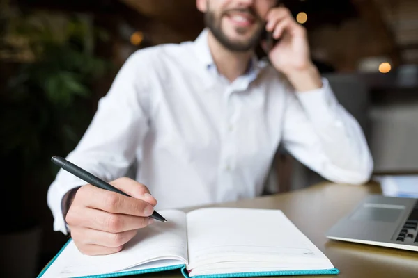 Close Van Mannelijke Hand Houden Pen Open Notebook Tijdens Het — Stockfoto