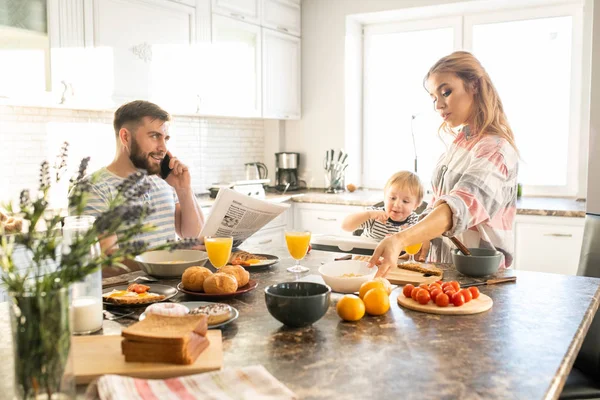 Retrato Familia Feliz Disfrutando Del Desayuno Cocina Padres Jóvenes Con —  Fotos de Stock