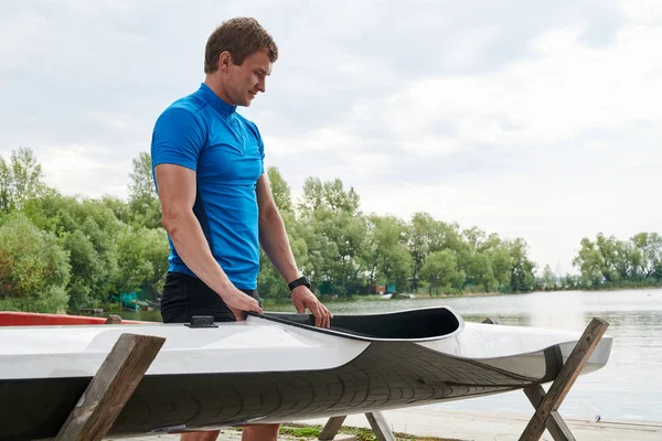 Kayaker Jovem Preparando Seu Caiaque Para Competição Enquanto Cais — Fotografia de Stock