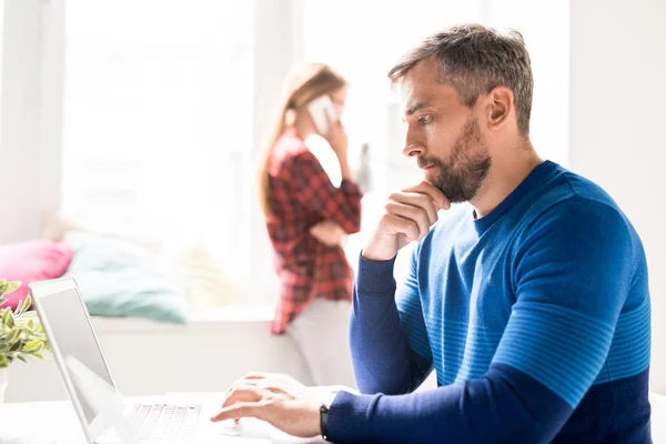 Ernst Fokussierte Gutaussehende Bärtige Manager Lässigem Pullover Tisch Großraumbüro Sitzend — Stockfoto