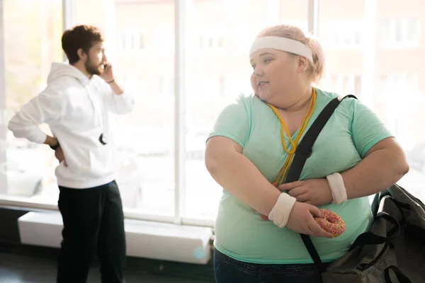 Cintura Até Retrato Uma Jovem Obesa Segurando Donut Deixando Treinamento — Fotografia de Stock