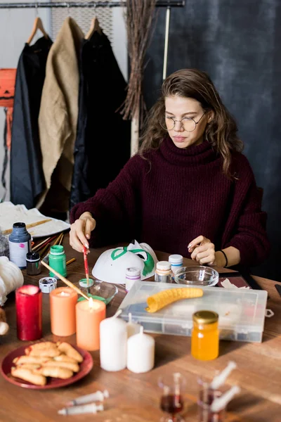 Serieuze Professionele Vrouwelijke Ontwerper Brillen Zittend Aan Tafel Toepassen Van — Stockfoto