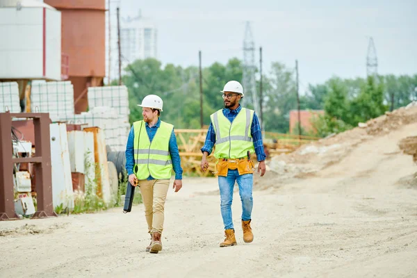 Retrato Larga Duración Dos Trabajadores Construcción Que Llevan Sombreros Madera — Foto de Stock