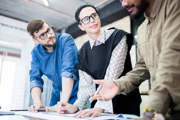 Les Gens Affaires Écoute Leur Collègue Pendant Brainstorming Bureau Moderne — Photo