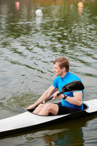 Jovem Desportista Caiaque Lago Barco Ele Está Competindo Esporte Aquático — Fotografia de Stock