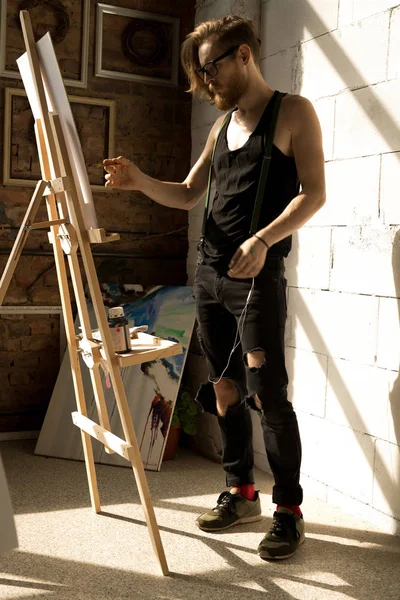 Retrato Cuerpo Entero Artista Masculino Guapo Pintando Cuadro Caballete Estudio — Foto de Stock