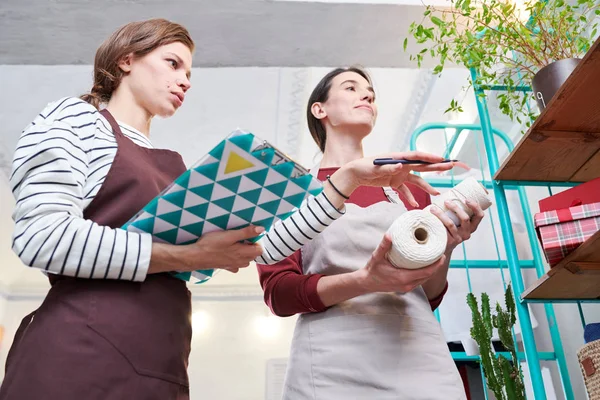 Retrato Vista Lateral Dos Mujeres Jóvenes Con Delantales Que Trabajan — Foto de Stock