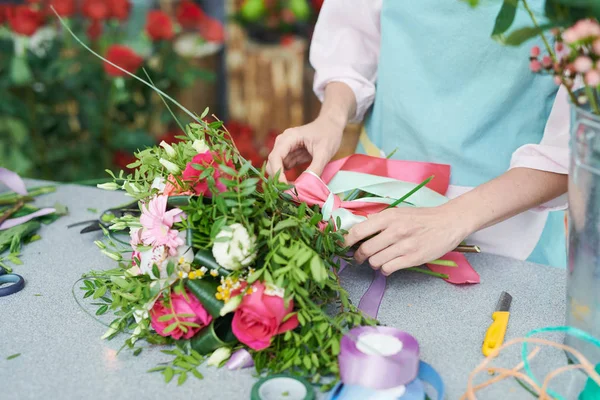 Primer Plano Florista Irreconocible Atando Hermoso Boquet Rosa — Foto de Stock