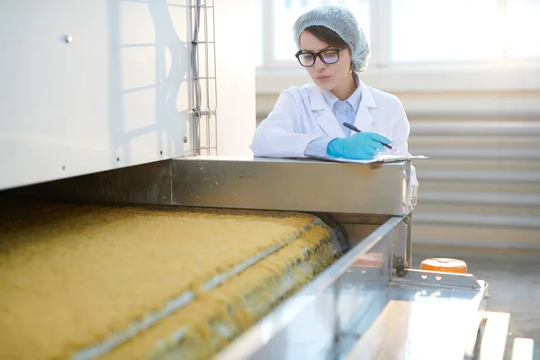 Retrato Mulher Jovem Trabalhando Fábrica Inspecionando Produção Alimentos Pela Correia — Fotografia de Stock