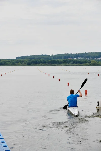 Visão Traseira Desportista Flutuando Canoa Ele Está Competindo — Fotografia de Stock