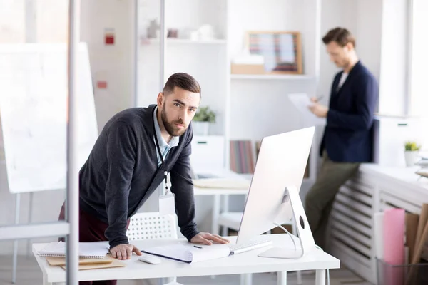 Retrato Empresário Barbudo Olhando Para Câmera Enquanto Estava Uma Mesa — Fotografia de Stock