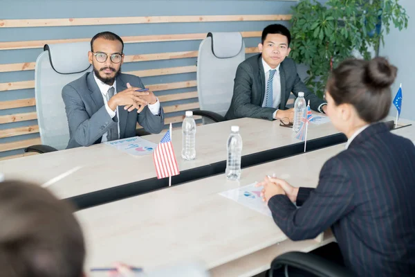 Diplomatas Multiétnicos Pensivos Sérios Trajes Formais Sentados Mesa Conferências Com — Fotografia de Stock
