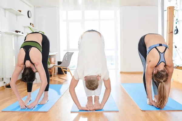 Yoga Stüdyosunda Uttanasana Yaparken Ileri Viraj Germe Vücut Ayakta Gençlerin — Stok fotoğraf