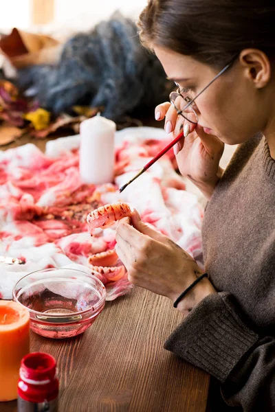 Close Van Serieuze Geconcentreerde Jonge Vrouw Glazen Zittend Bureau Aanbrengen — Stockfoto