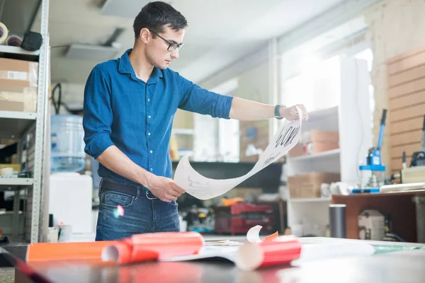 Lässiger Mann Mit Brille Und Papierplakat Bei Der Arbeit Modernen — Stockfoto