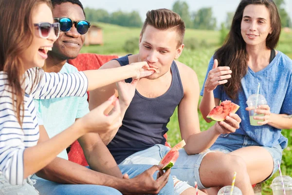 Mutlu Kadın Açık Havada Piknik Sırasında Karpuz Ile Arkadaşını Besleyen — Stok fotoğraf