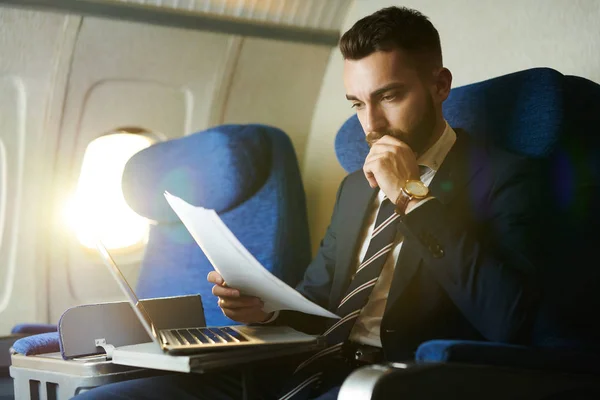 Retrato Hombre Negocios Barbudo Guapo Leyendo Documentos Mientras Disfruta Del — Foto de Stock